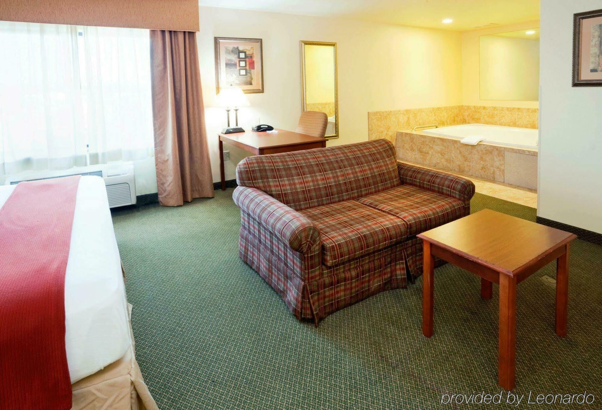Holiday Inn Express & Suites Rocky Mount Smith Mountain Lake By Ihg Exterior foto